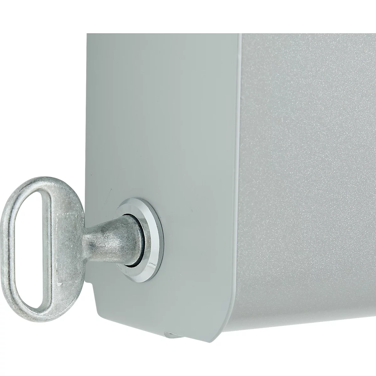 Close-up van een zilveren metalen behuizing met een ingestoken, ovale metalen sleutel in een slotcilinder.