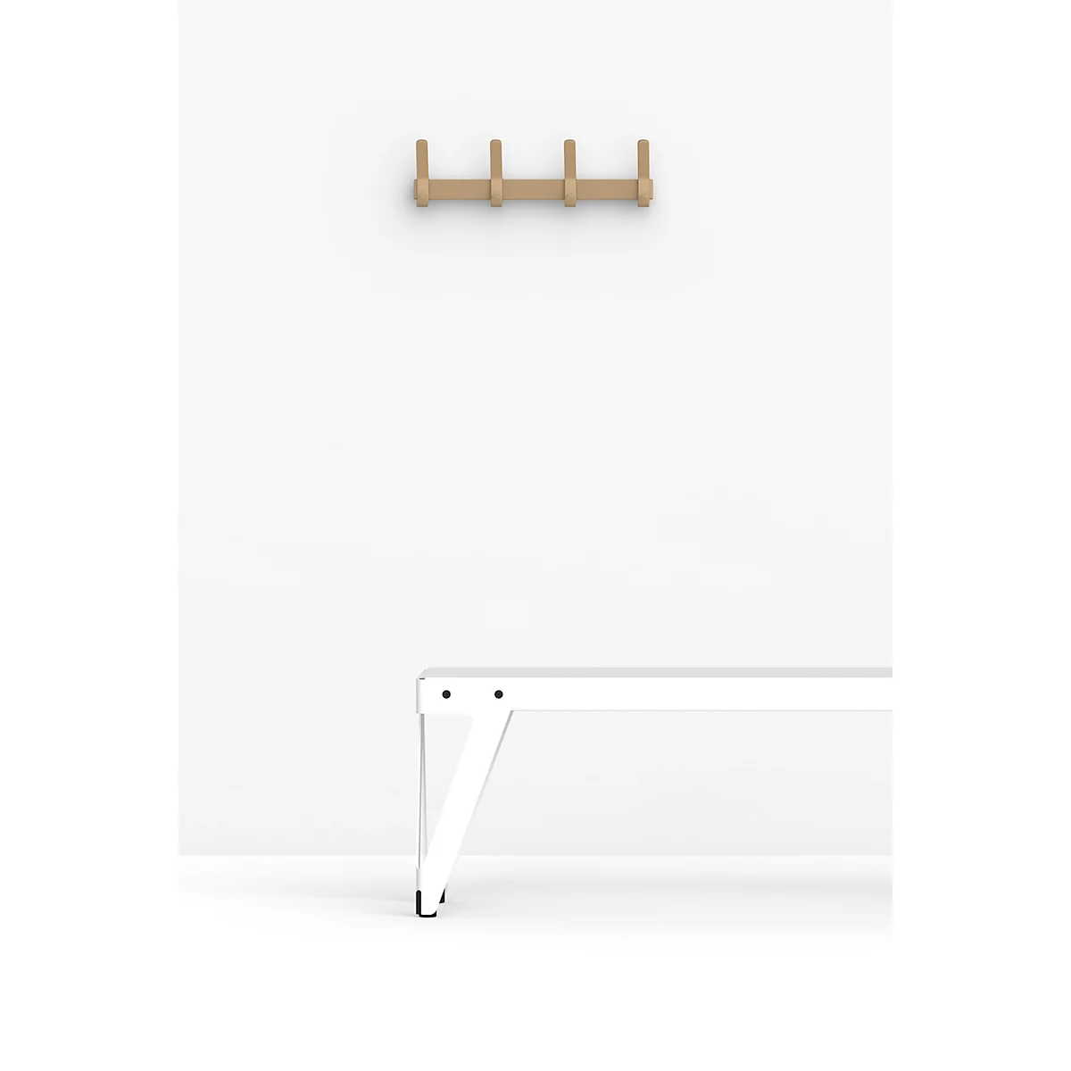 Weisses Wandbild mit Kleiderhaken aus Holz und einer weissen Bank.