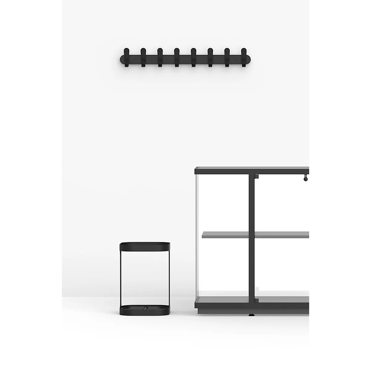 Schwarze Garderobe, Beistelltisch und Vitrine auf weißem Hintergrund.