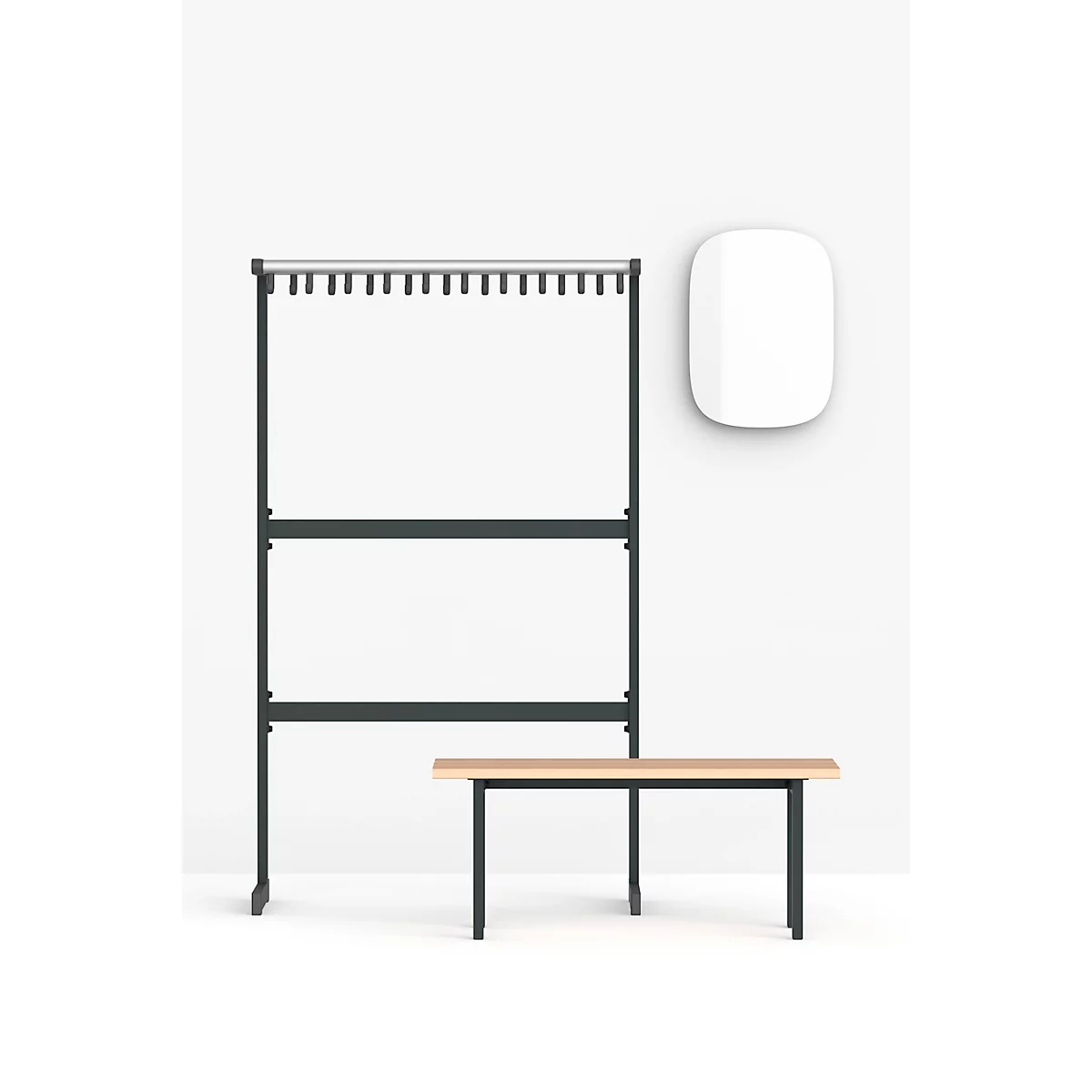 Eine anthrazitfarbene Garderobe mit Kleiderhaken, ein Holzbänkchen und ein weisses, ovales Dekoelement vor weissem Hintergrund.
