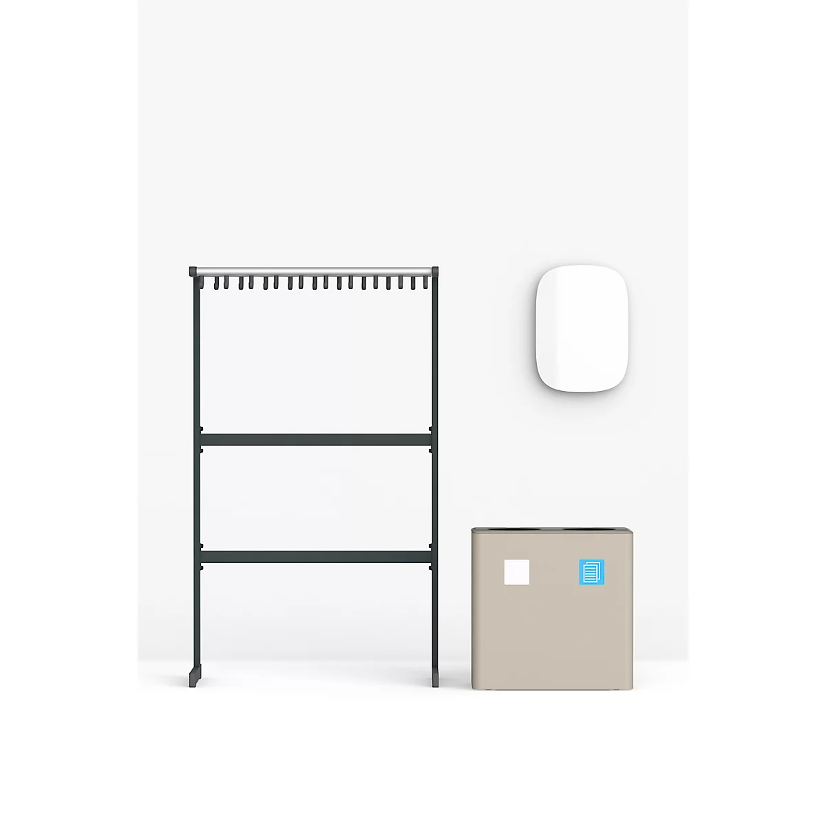 Graue Garderobe und Aufbewahrungsschrank vor weissem Hintergrund. Darüber eine weisse Wandleuchte.