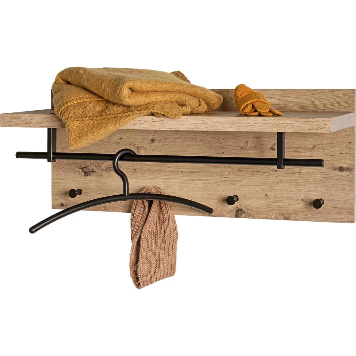 Holzgarderobe mit Ablage, schwarzer Kleiderstange und Haken. Auf der Ablage liegen Decken und Handschuhe, an der Stange ein Kleiderbügel.