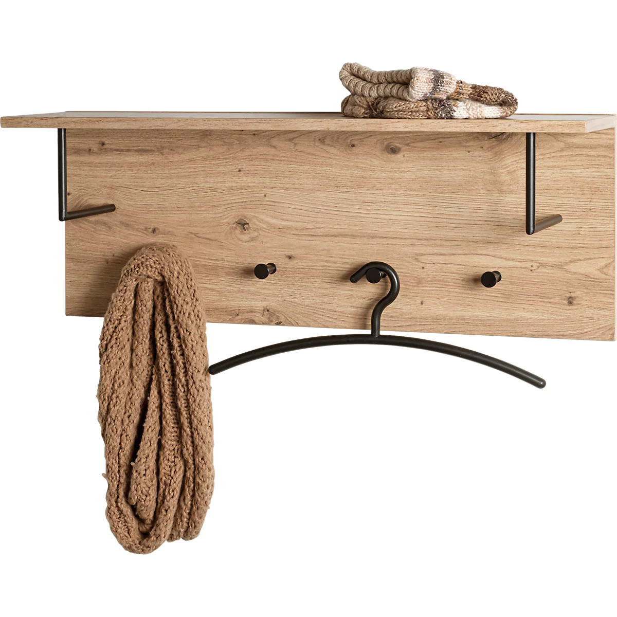 Holzgarderobe mit Regal, Haken und Kleiderbügel. Ein Schal und Handschuhe liegen oben.