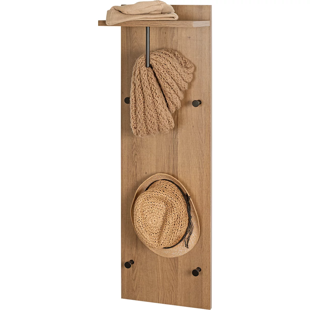 Holz Garderobe mit Hut, Schal und Mütze. Das Regal hat eine Ablage für weitere Kleidungsstücke.