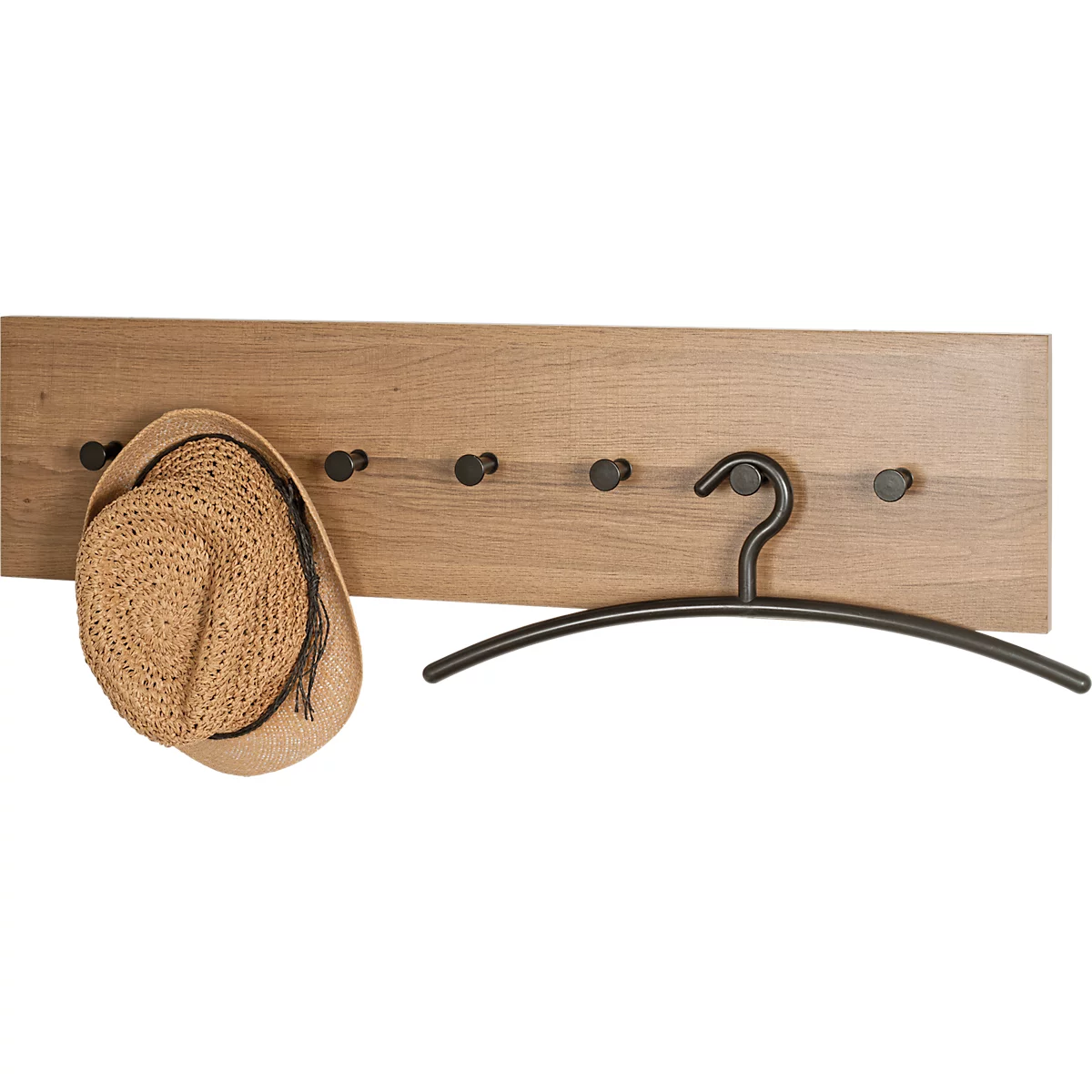 Holzgarderobe mit schwarzen Haken und Kleiderbügel. Ein beiger Hut hängt an einem der Haken.