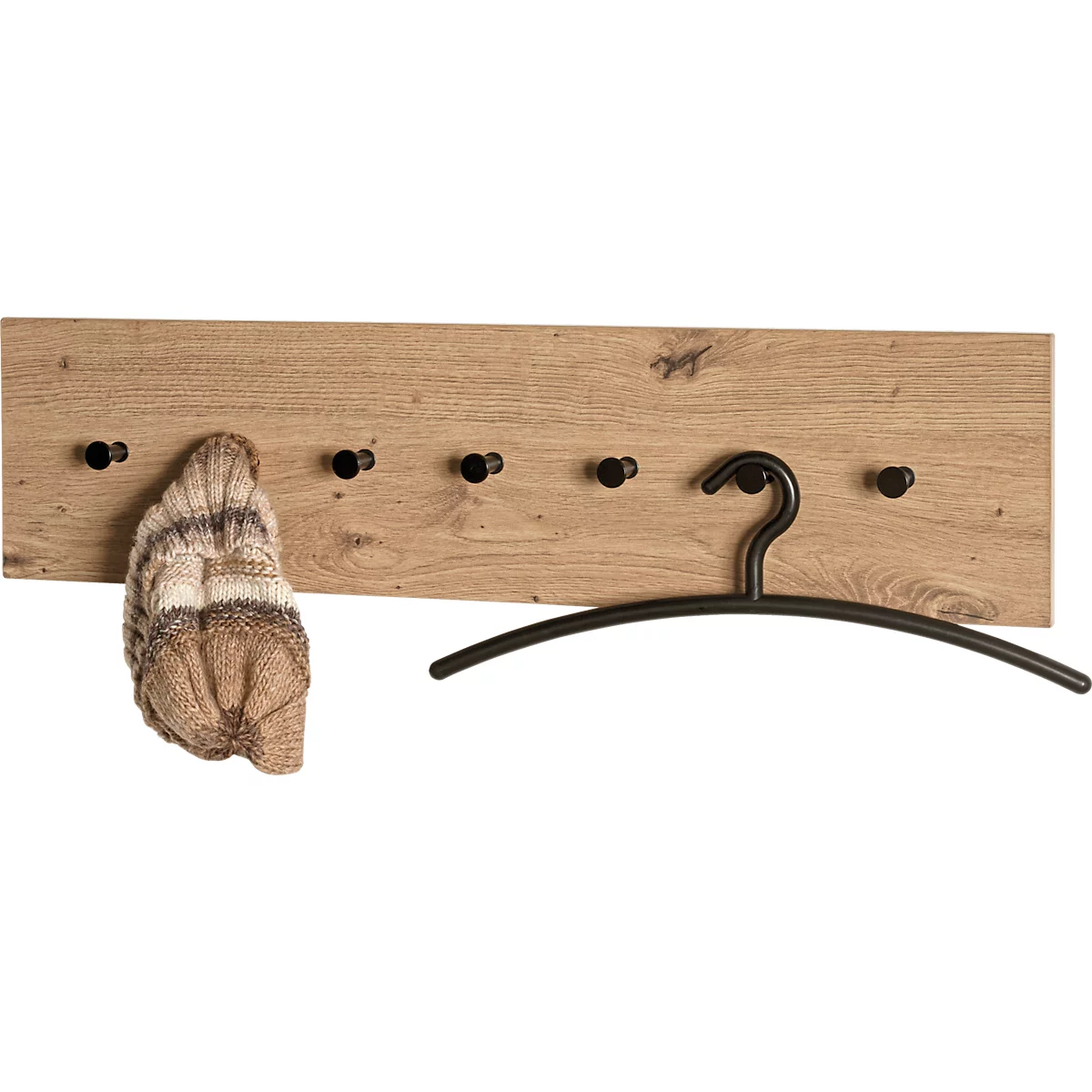 Holzgarderobe mit schwarzen Knöpfen und Haken, an einem Haken hängt ein schwarzer Kleiderbügel, an einem anderen eine Mütze.