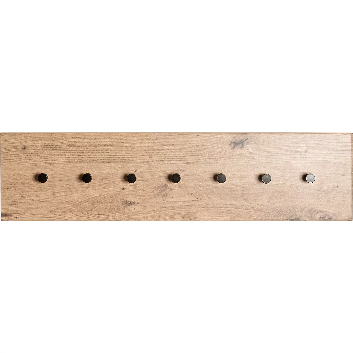 Nahaufnahme einer Holzplatte mit 7 schwarzen Knöpfen.