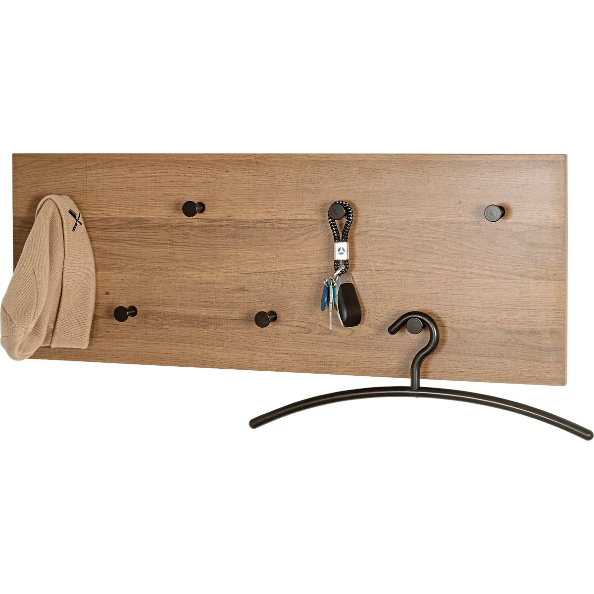 Holzwand mit schwarzen Haken und Kleiderbügel. Ein Schal hängt am Haken. Schlüsselbund am Haken.