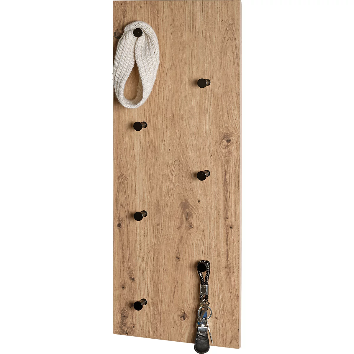 Holz Garderobenpaneel mit schwarzen Haken, darauf eine Mütze und ein Schlüsselbund.