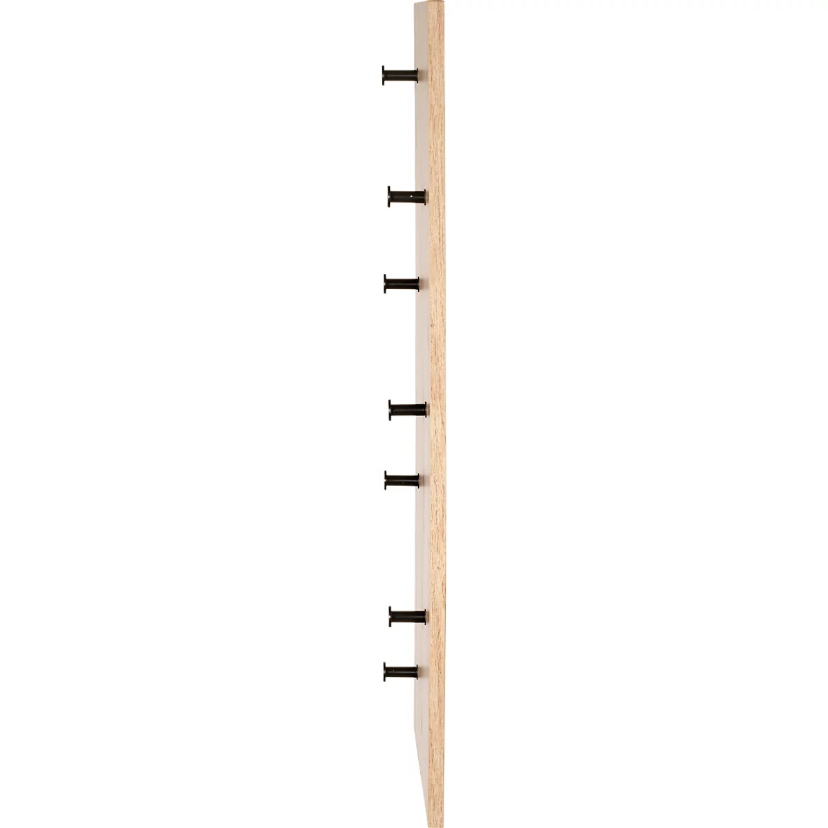 Holzbrett mit schwarzen Stiften, aus der Seitenansicht fotografiert.