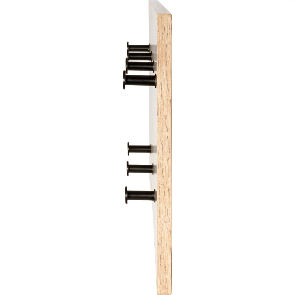 Holzbrett mit schwarzen Schrauben in Reihe. Die Schrauben sind in das Holz geschraubt.