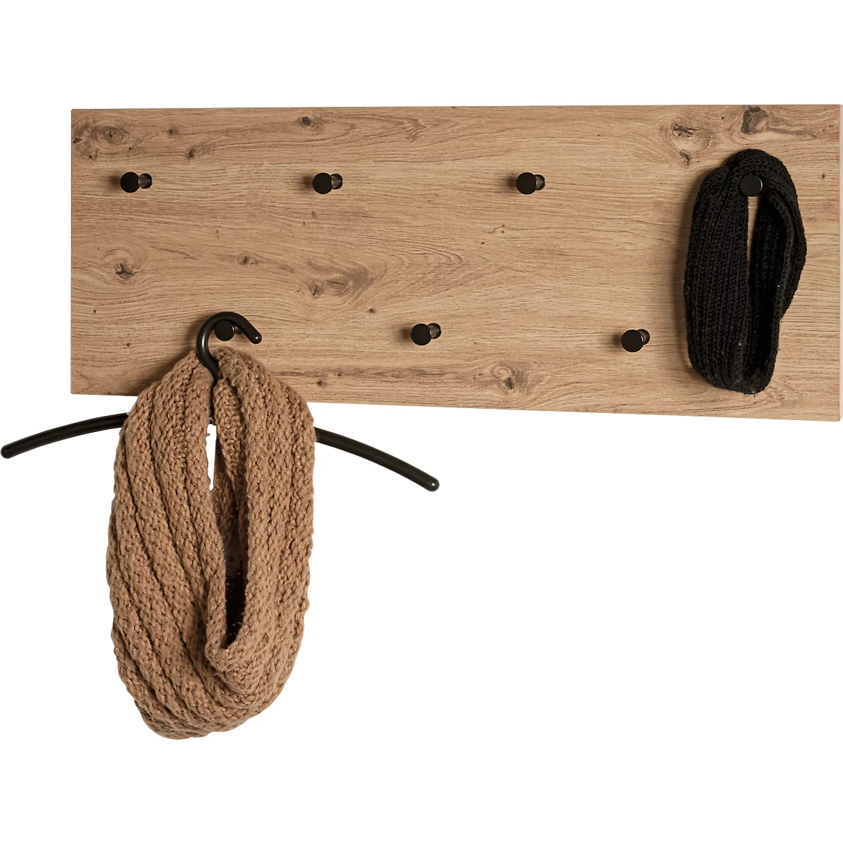 Holzwand mit Haken und Schals, braun und schwarz.
