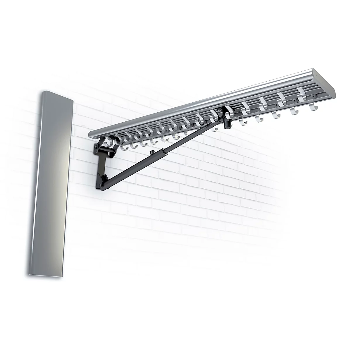 Graue, ausziehbare Gardinenstange an weißer Backsteinmauer. Links eine vertikale Blende.