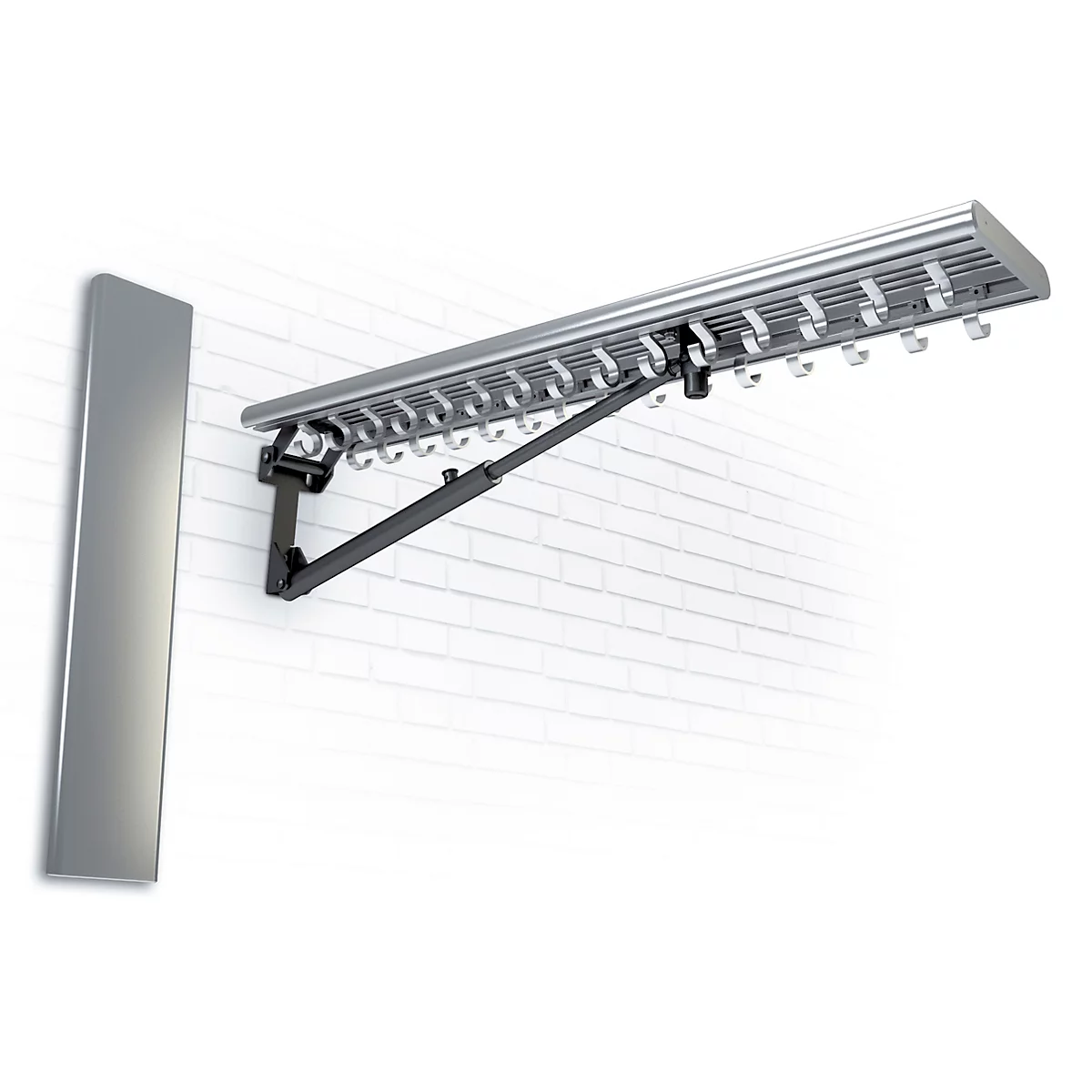 Wäschetrockner an der Wand, ausziehbar, mit weißen Haken, an Backsteinmauer.