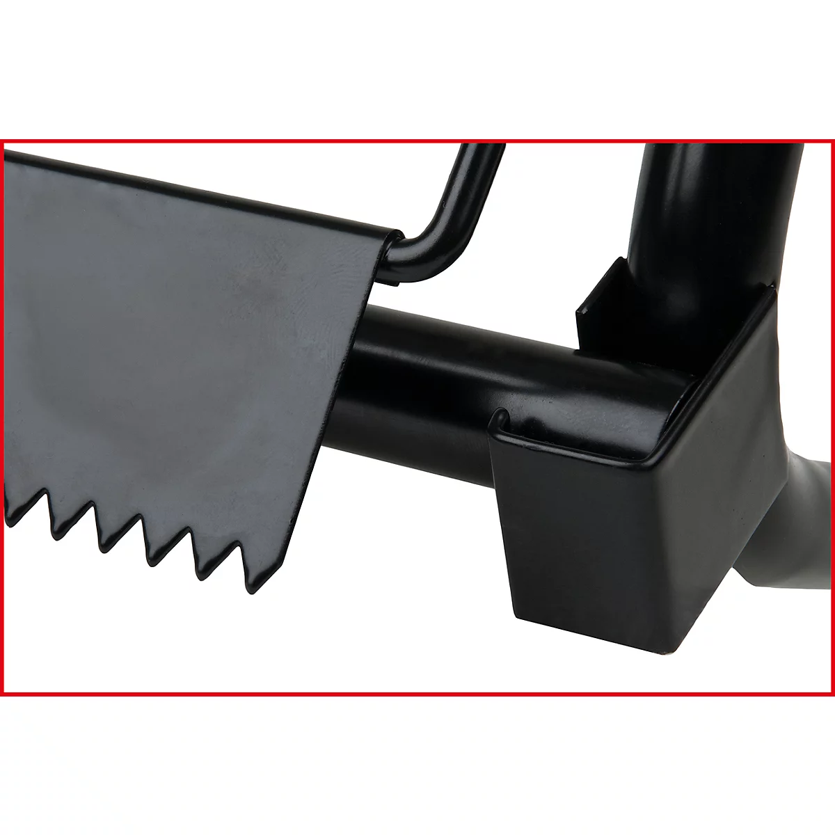 Nahaufnahme eines schwarzen Metallwerkzeugs mit gezahntem Rand, das Teil einer größeren Struktur ist.