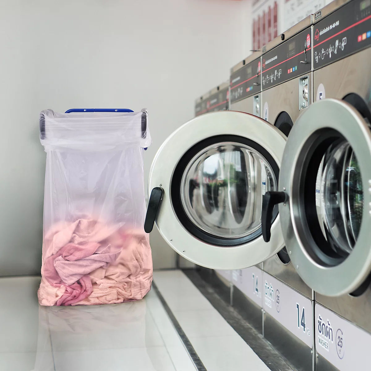 Graue Kamera-Umrisszeichnung auf weißem Hintergrund.