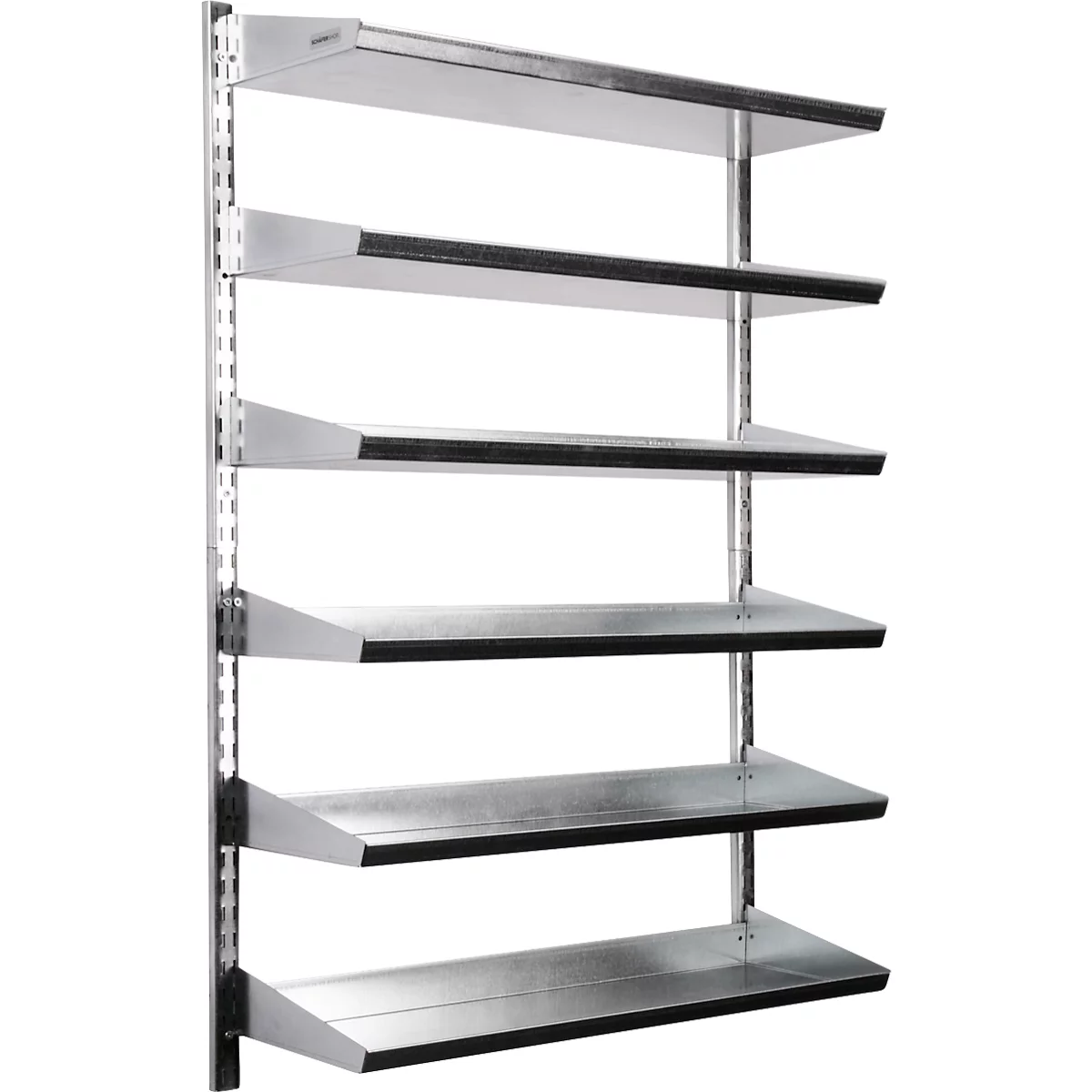Wandregal mit 5 Metallböden, an einer Säule befestigt. Die Regale sind leicht abgewinkelt.