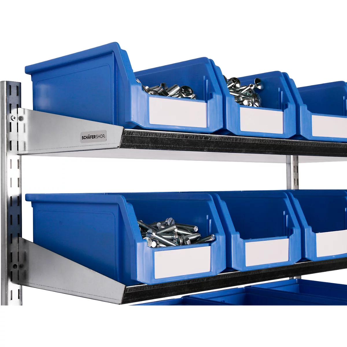 Blau lackiertes Regalsystem mit blauen Kunststoffboxen, gefüllt mit Metallteilen, wie Schrauben und Muttern. Weisse Etiketten. Text: SCHAFFER SHOP.