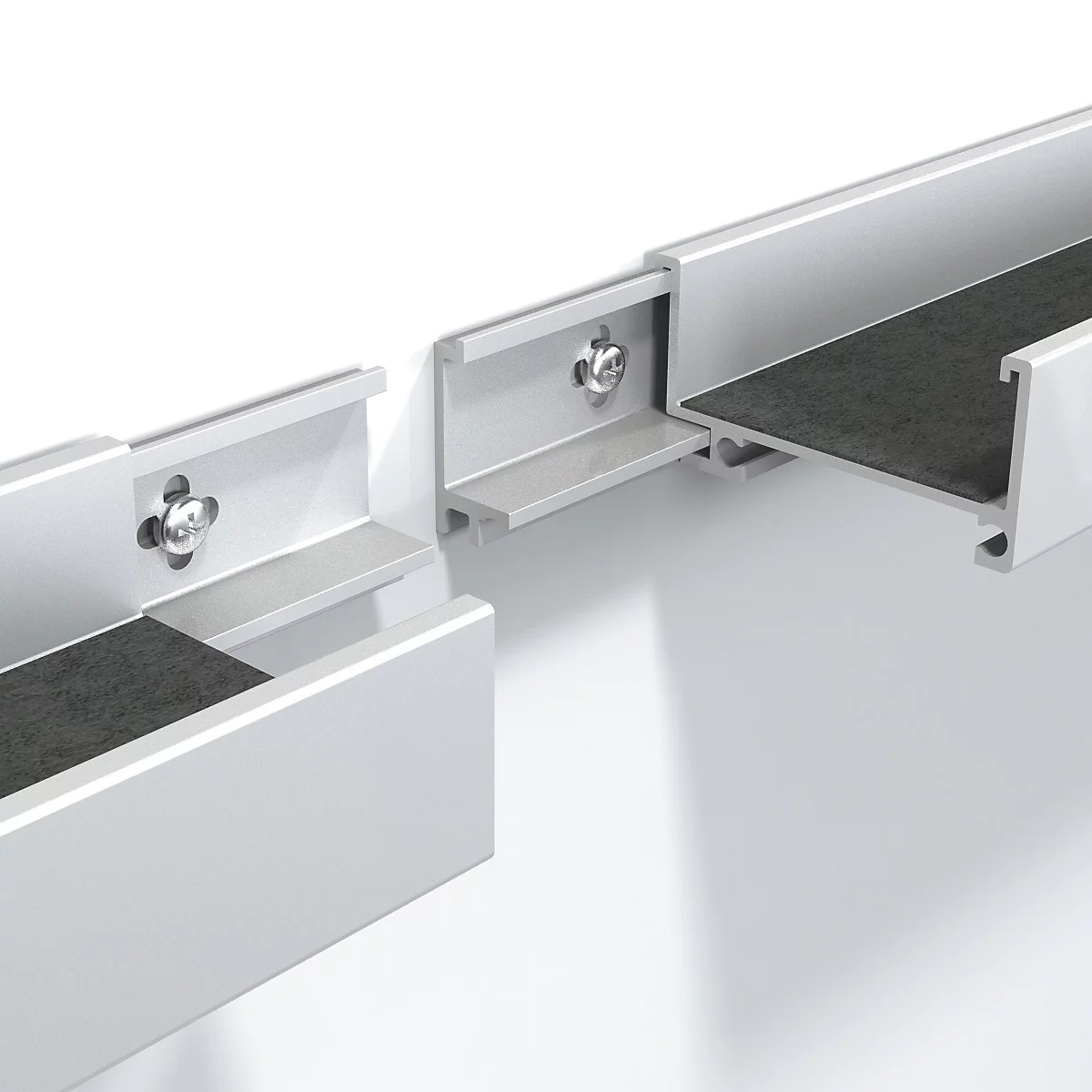 Detailaufnahme von silberfarbenen Aluminiumprofilen, die an einer weißen Wand befestigt sind. Schwarzes Filz ist sichtbar.