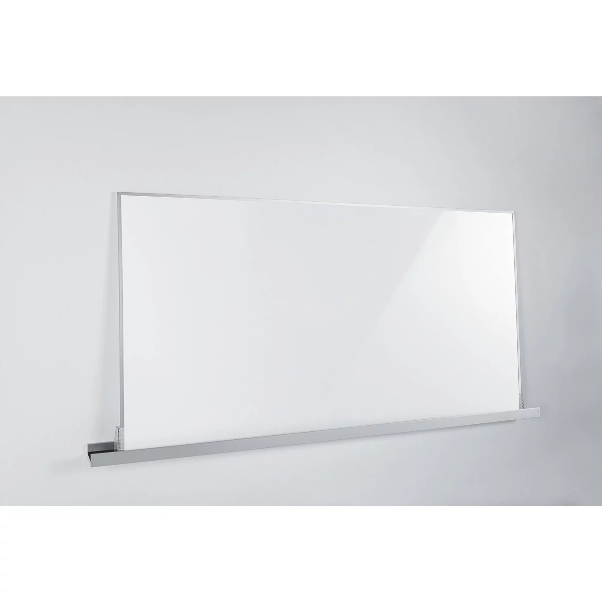 Ein weißes Glas-Paneel, das an einer weißen Wand befestigt ist. Unter dem Paneel ist ein schmaler, grauer Halter angebracht.