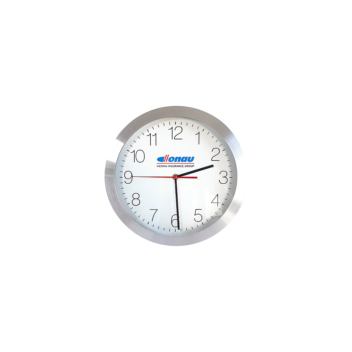 Wanduhr mit silbernem Rahmen. Das Ziffernblatt zeigt Zahlen, Logos und Zeiger.
