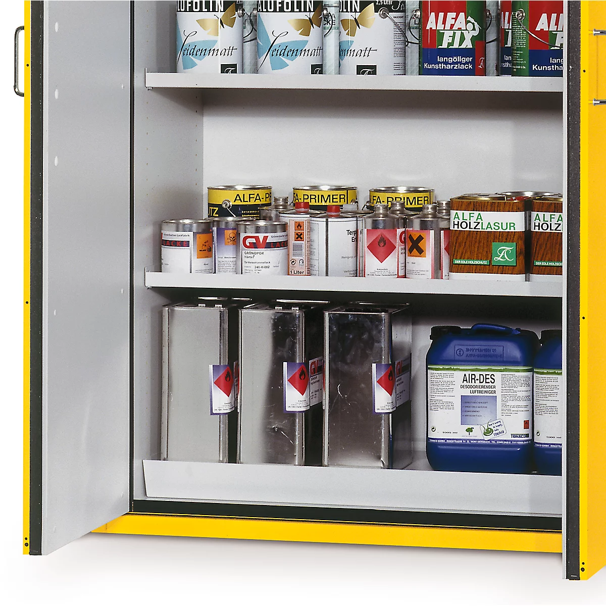 Offener gelber Schrank mit Farbeimern und Kanistern. Aufschrift: ALFA, PRIMER, AIR-DES. Der Schrank hat 3 Regale.