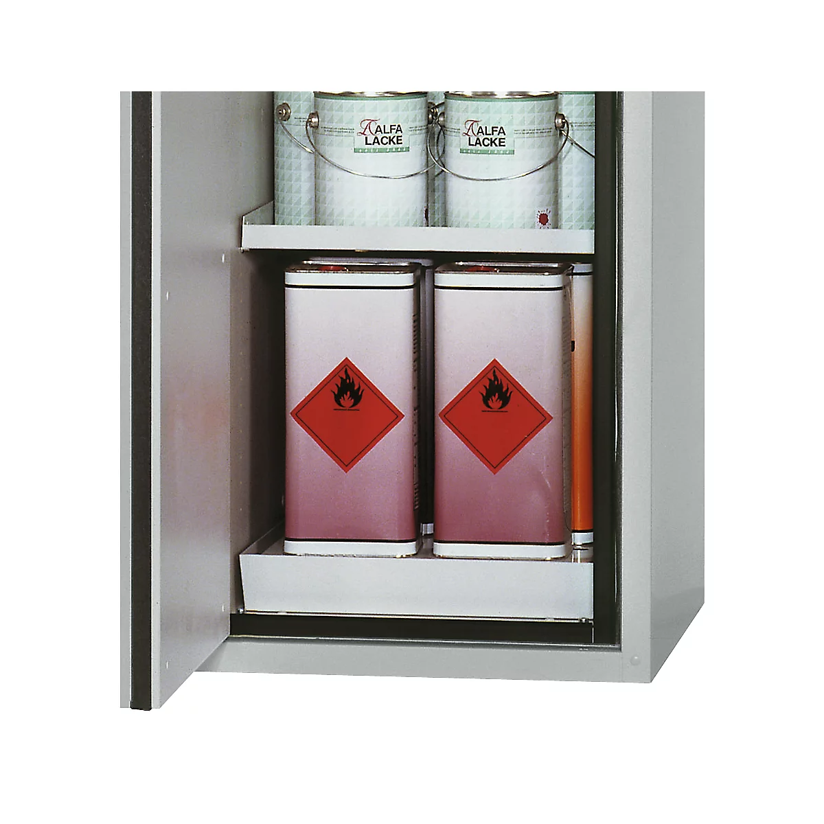 Ein offener Schrank mit Farbdosen und Behältern, rot gekennzeichnet.