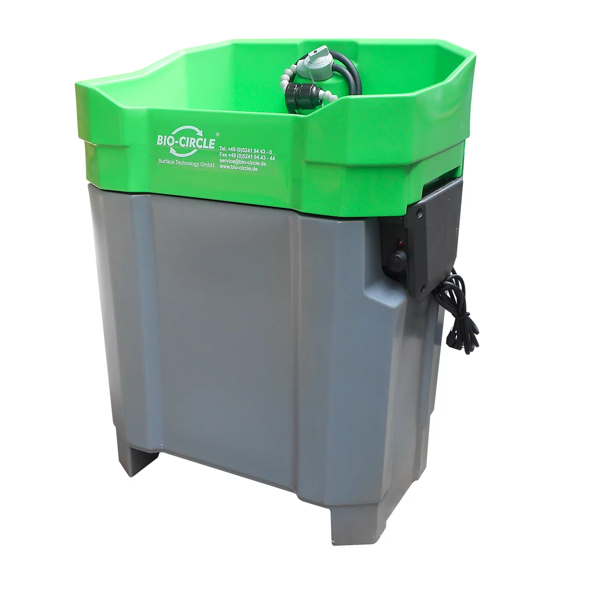 Ein grüner Behälter mit grauem Unterteil, auf dem 'BIO-CIRCLE' steht. Oben befindet sich ein Schlauchsystem. Stromkabel.