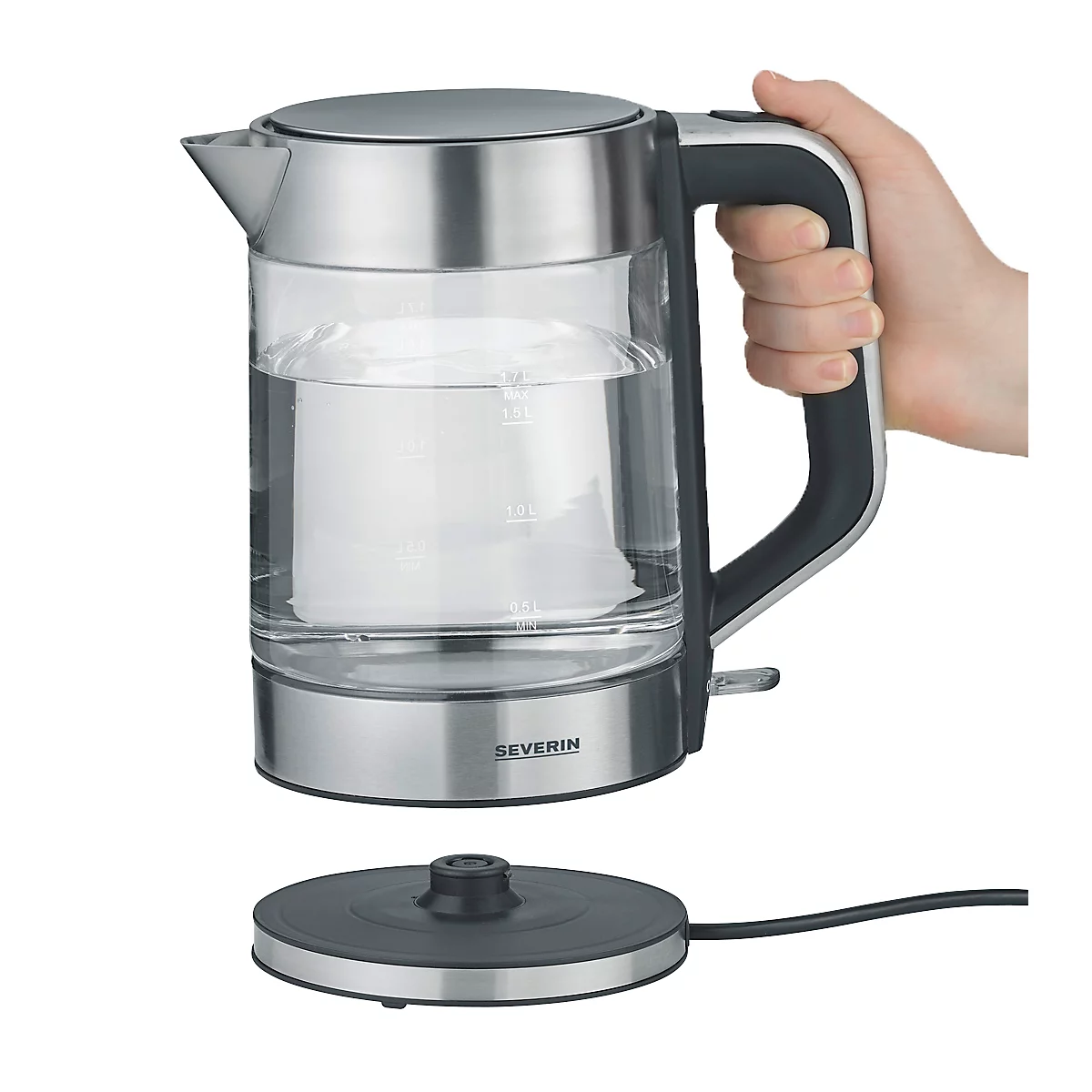 Ein schwebender Wasserkocher aus Glas und Edelstahl wird von einer Hand gehalten, darunter die Basis. Marke: Severin.