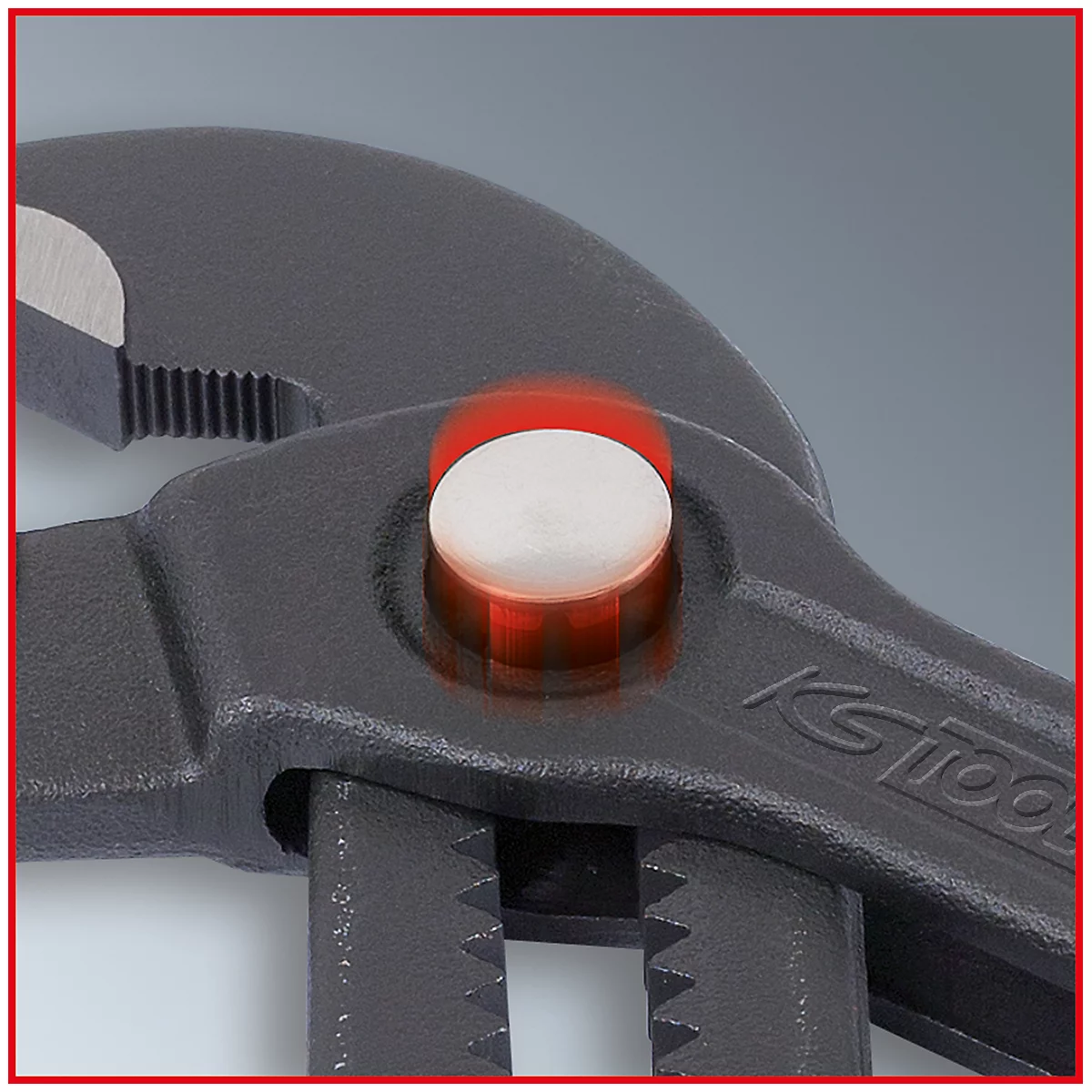 Nahaufnahme einer schwarzen Wasserpumpenzange mit einem weißen Knopf.