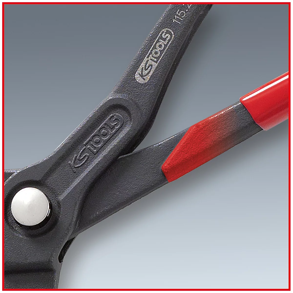 Nahaufnahme einer Zange, Marke KSTools. Schwarzer Griff, roter Gummiüberzug am Ende, silberner Niet.