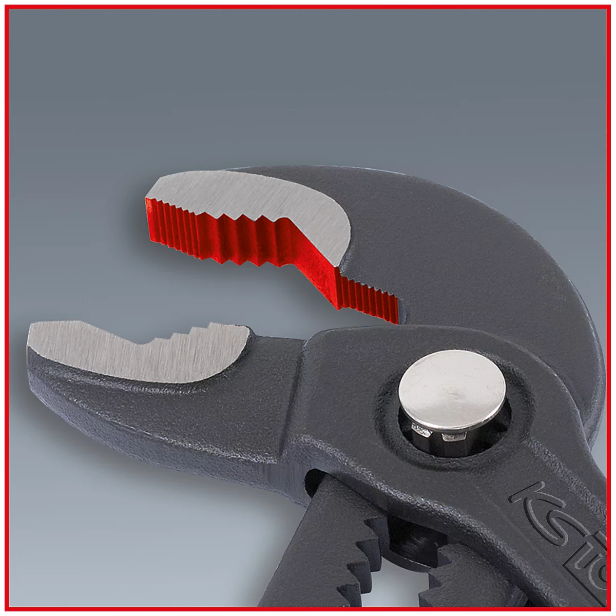 Detailaufnahme einer Rohrzange. Die Zähne sind rot und silberfarben, der Rest der Zange ist dunkelgrau.