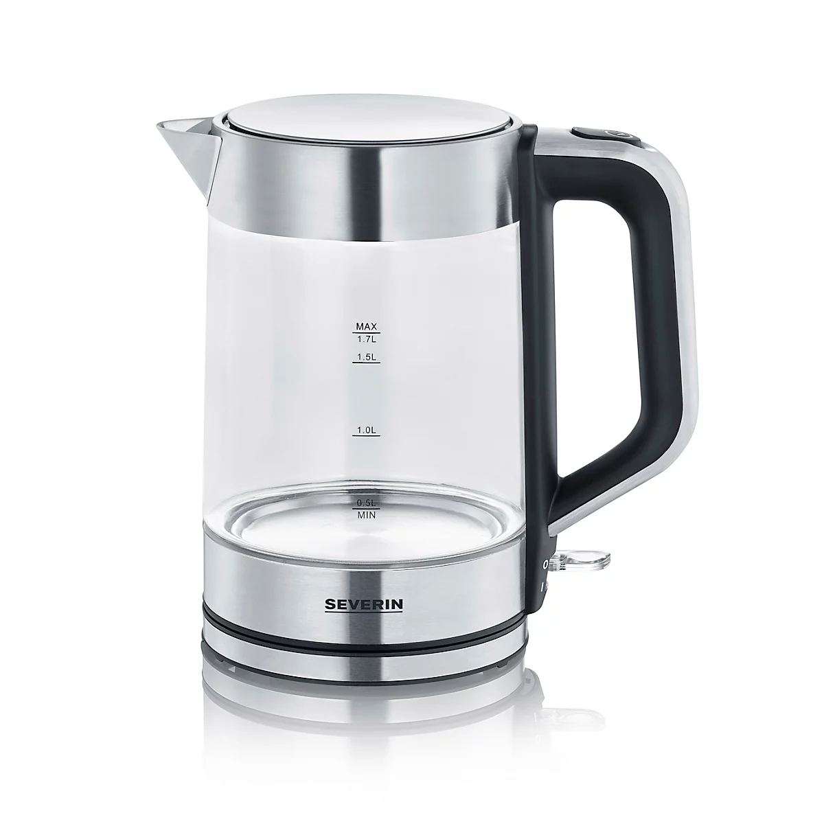 Een elegante glazen waterkoker met metalen accenten staat tegen een witte achtergrond. De handgreep is zwart.