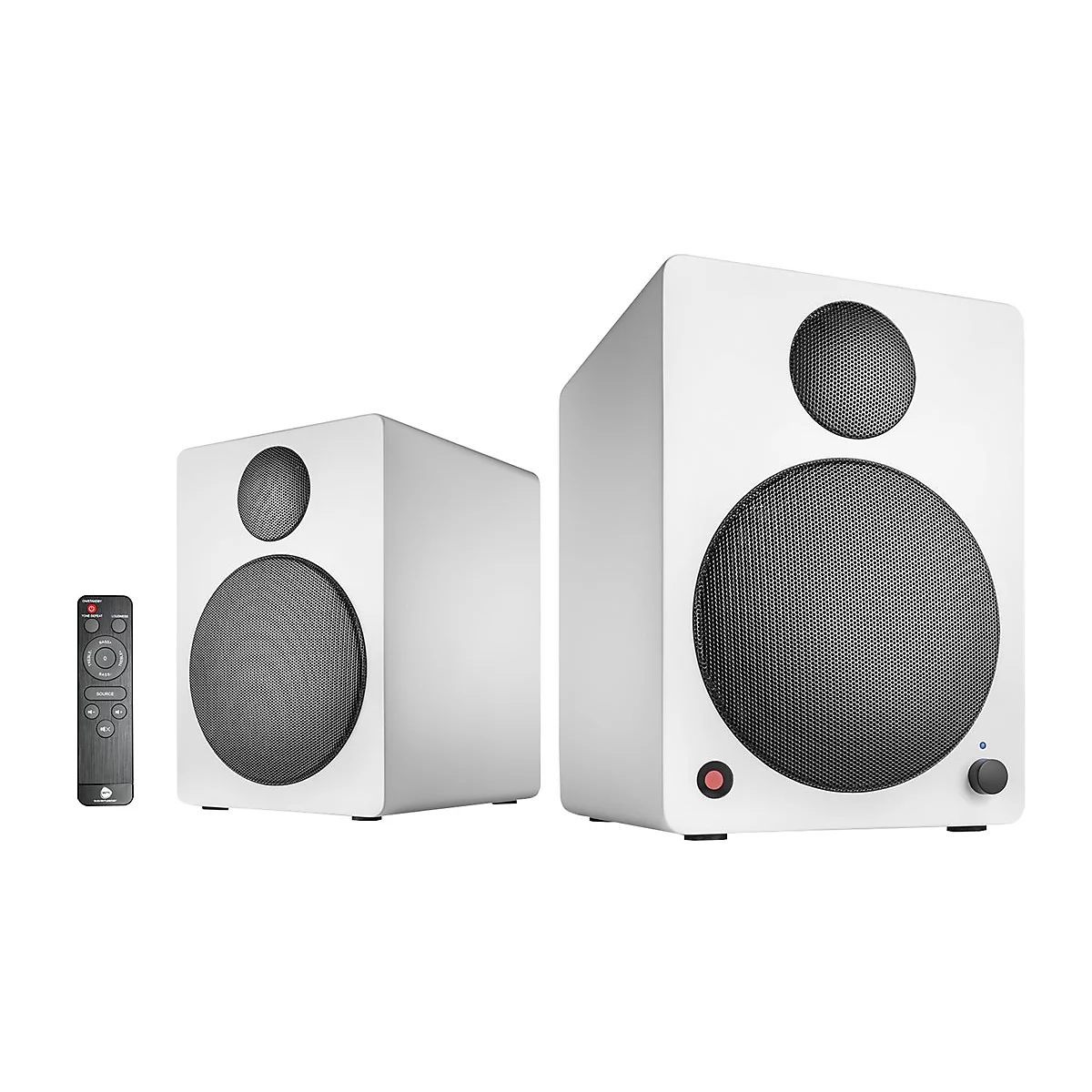Zwei weiÃŸe Lautsprecher und eine Fernbedienung vor weiÃŸem Hintergrund. Der grÃ¶ÃŸere Lautsprecher hat einen LautstÃ¤rkeregler und eine Kontrollleuchte.