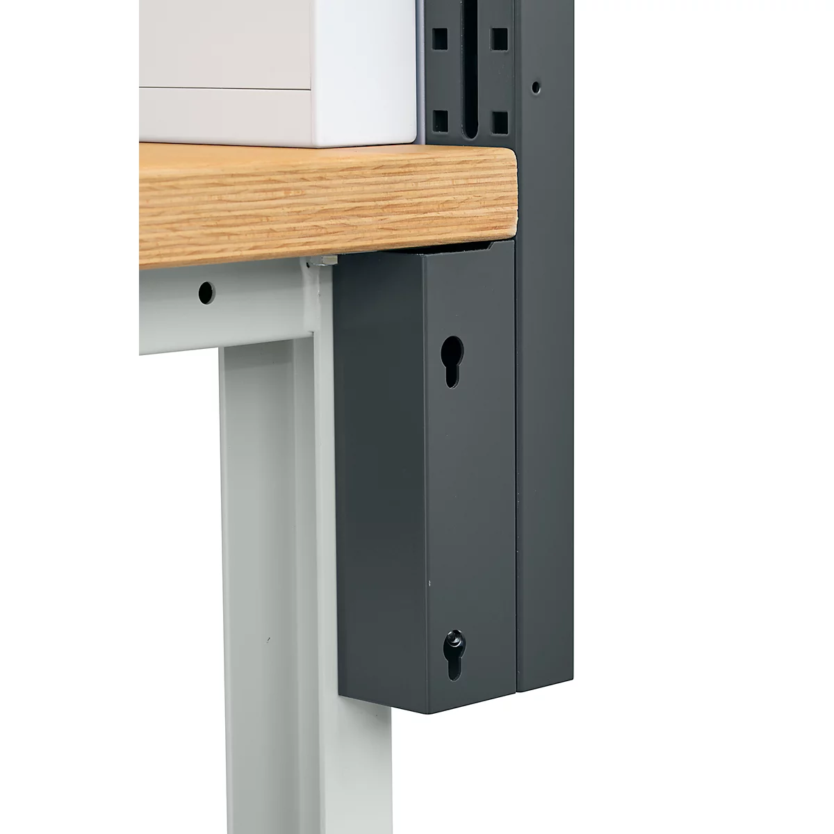 Detailansicht einer Tischkonstruktion, die einen Holzschreibtisch mit einem Metallrahmen und einer Halterung mit Schlüsselloch-Ausschnitten zeigt.