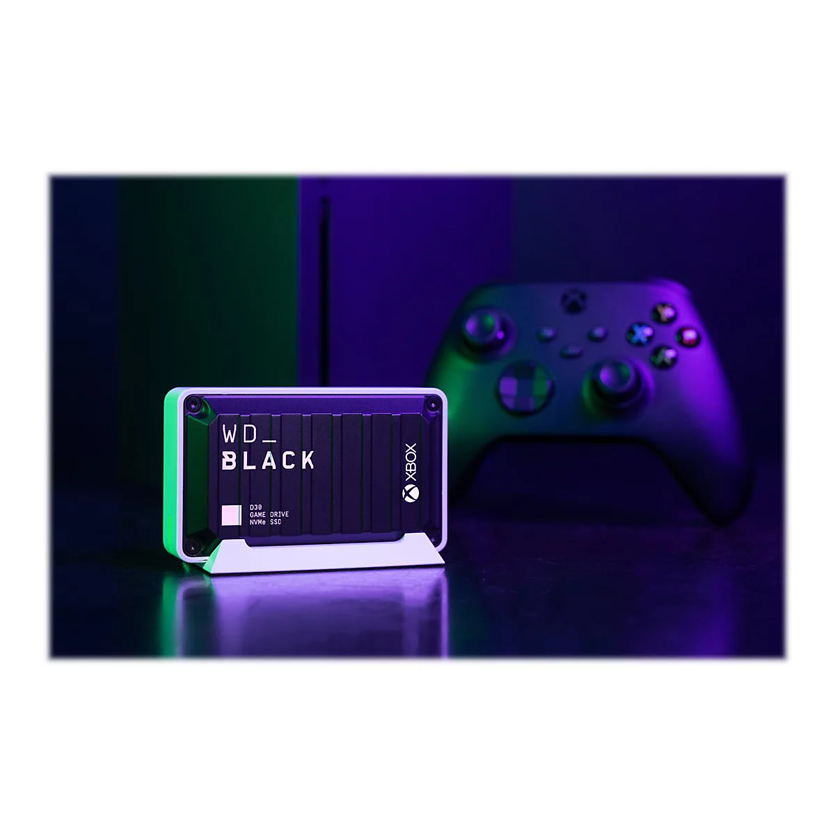 Festplatte mit WD_Black Schriftzug, daneben ein Controller. Neonfarben dominieren das Bild.