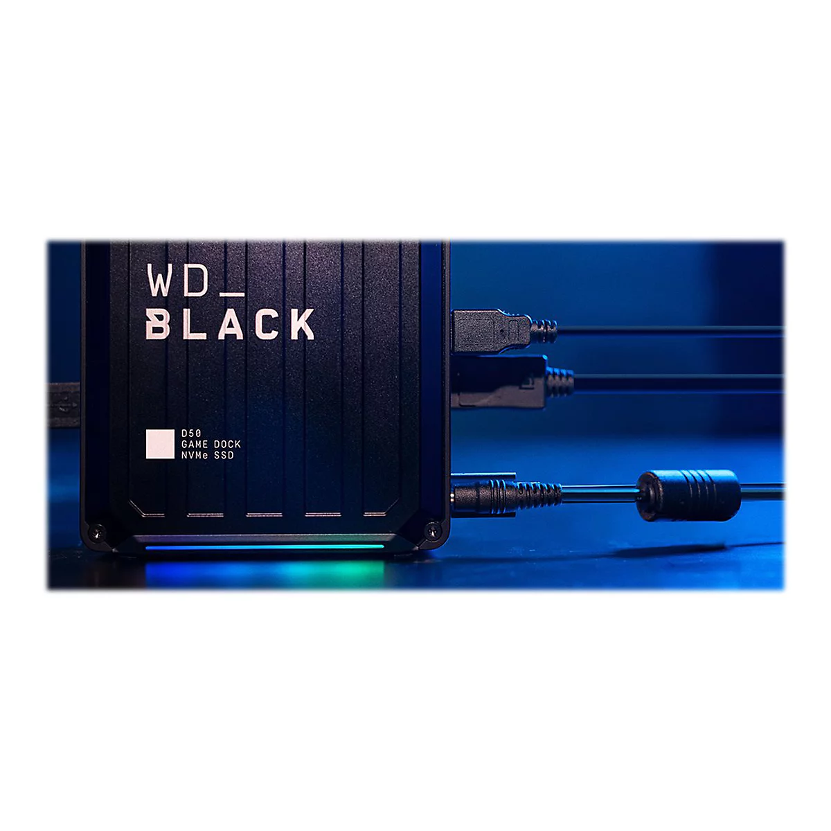 Schwarzes WD_BLACK Game Dock mit Kabeln. Logo, Schriftzug, und Produktbezeichnung erkennbar.
