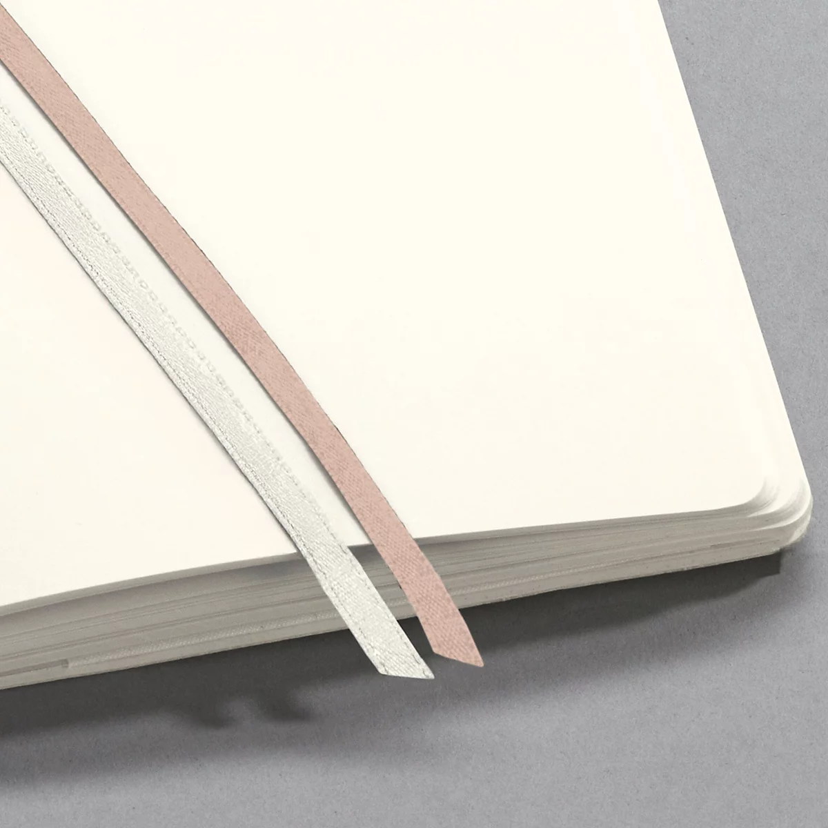 Open notitieboek met twee gekleurde bladwijzers.