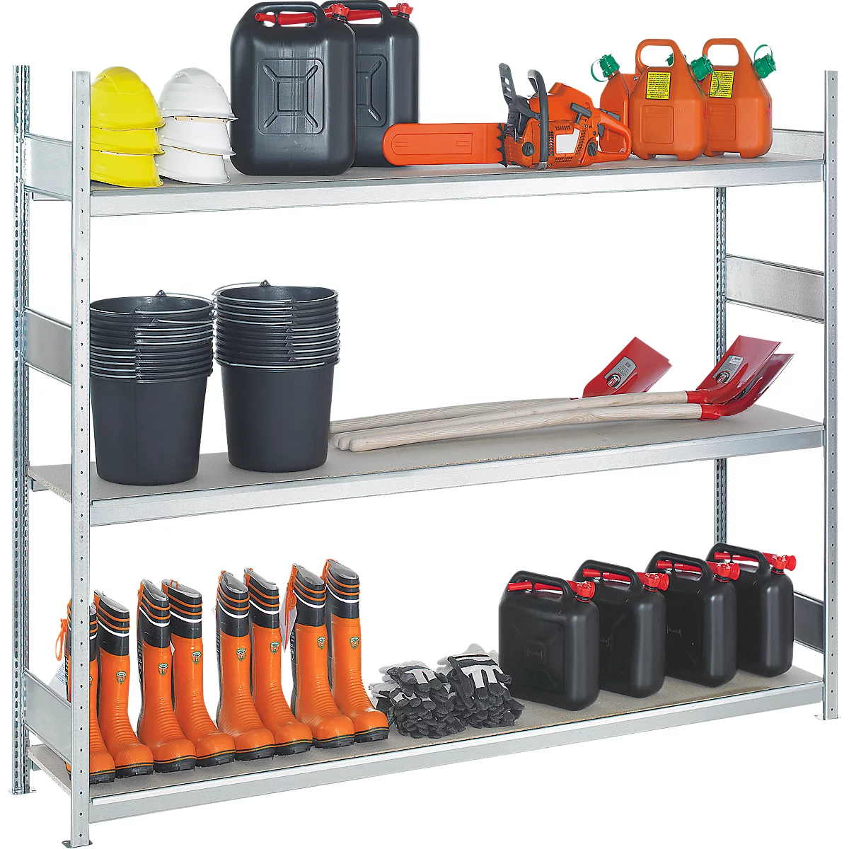 Ein Regal mit Arbeitsgeräten: Kanister, Säge, Schaufeln, Eimer, Gummistiefel, Handschuhe.
