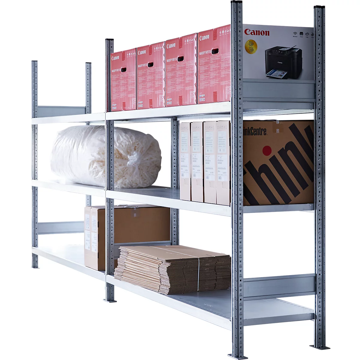 Ein silbernes Regalsystem, gefüllt mit Kartons, Aktenordnern und Waren. Auf der obersten Ebene stehen rote Kartons und eine Canon-Verpackung.