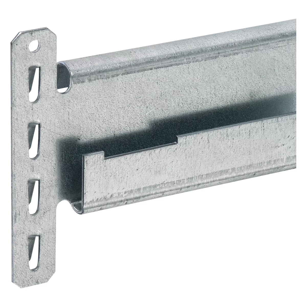Nahaufnahme eines silbernen Metallträgers, mit Löchern und Aussparungen.