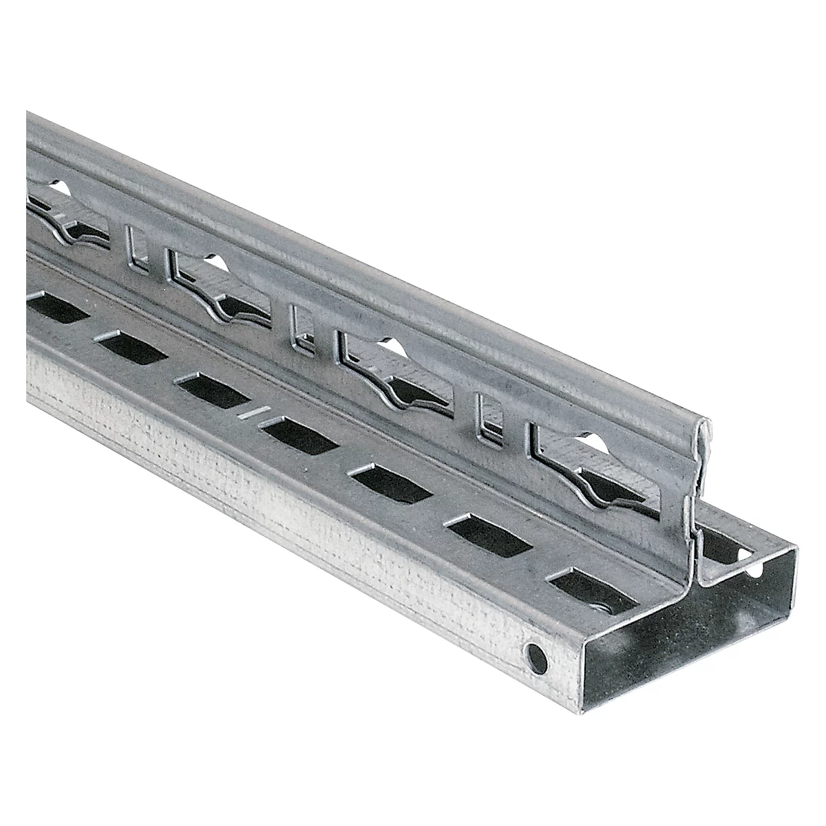 Metallprofil mit Löchern und Aussparungen, Nahaufnahme.