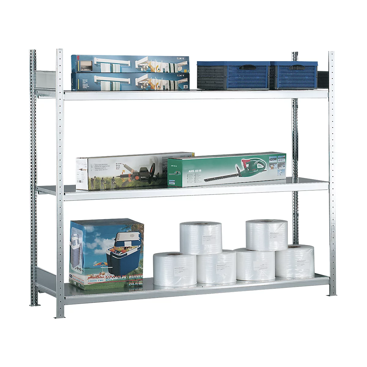 Regal mit verschiedenen Gegenständen wie Boxen, Verpackungen und Geräten.