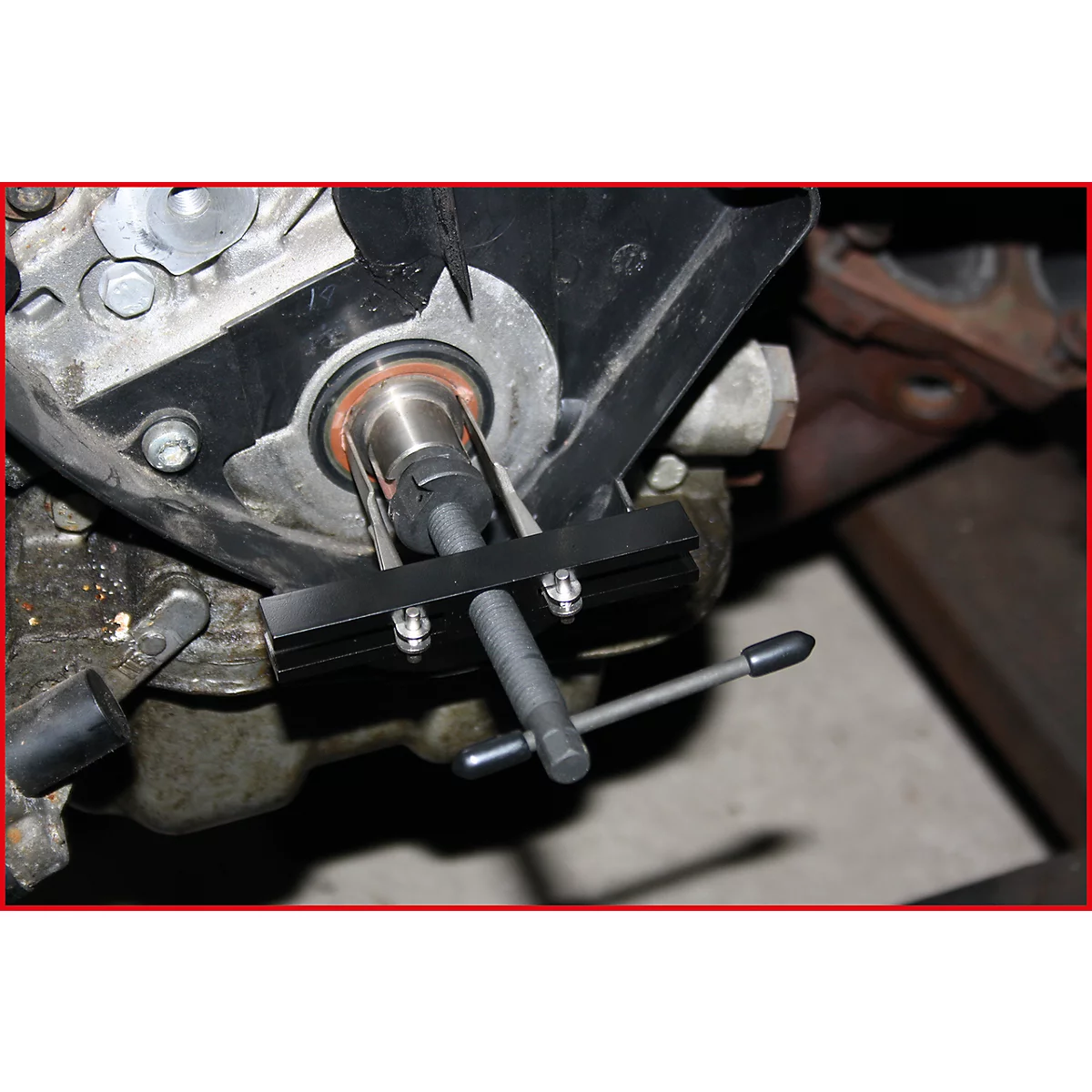 Werkzeug an einem Motor. Schwarze Metallkonstruktion, Schrauben, dunkelgraue Elemente.