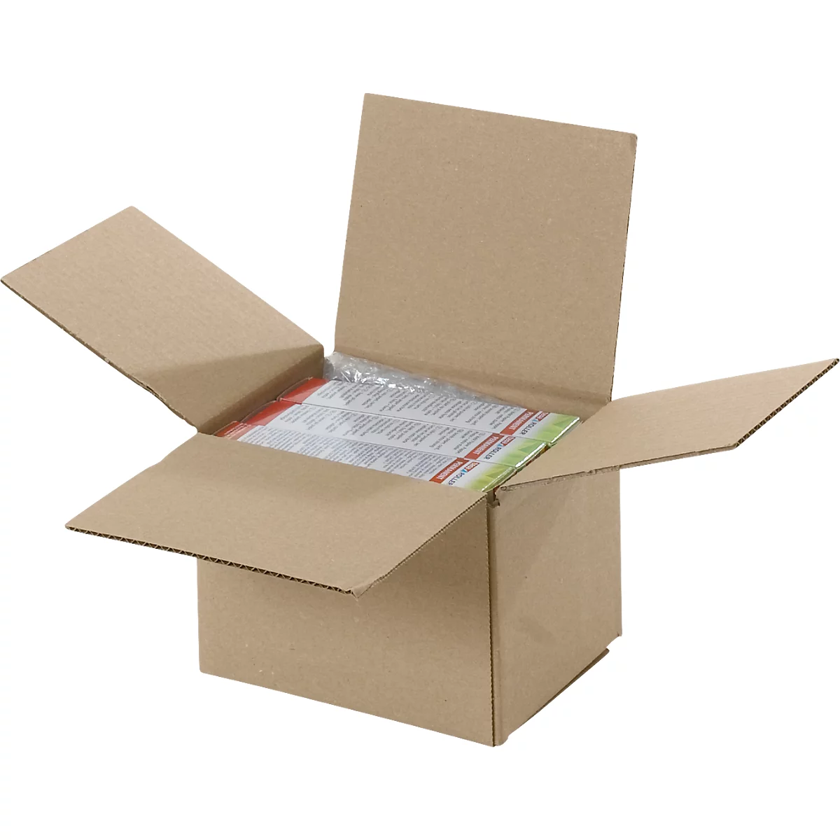 Offener Karton aus brauner Pappe. Darin: verpackte Papiere mit Text.
