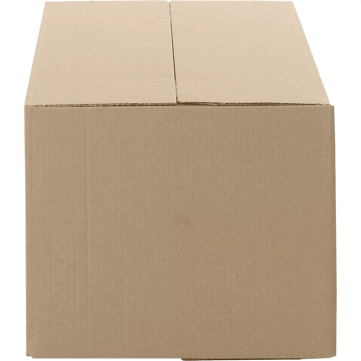 Karton aus brauner Pappe, perspektivisch von oben und der Seite fotografiert.