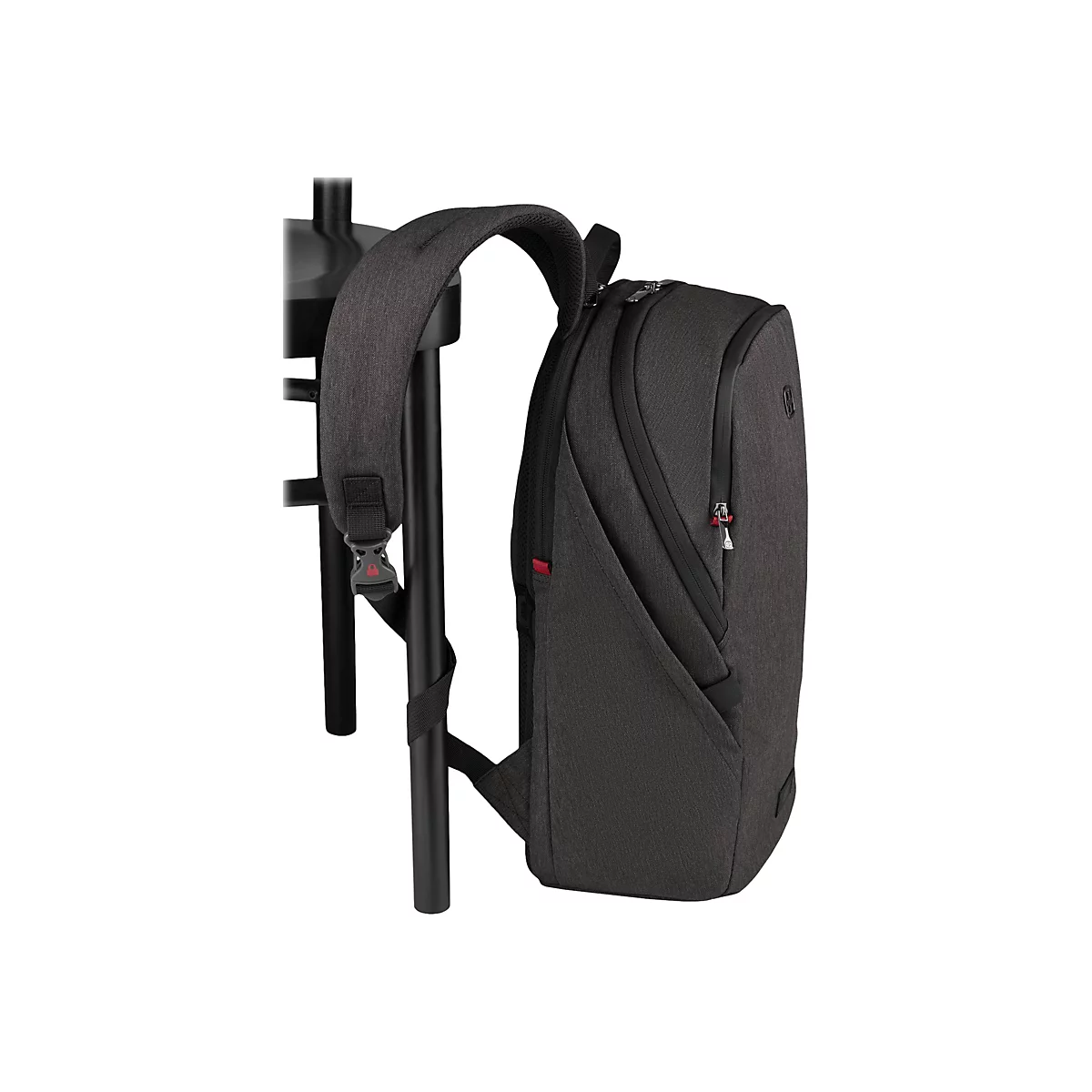 Dunkelgrauer Rucksack, an einem schwarzen Stuhl befestigt, Nahaufnahme.
