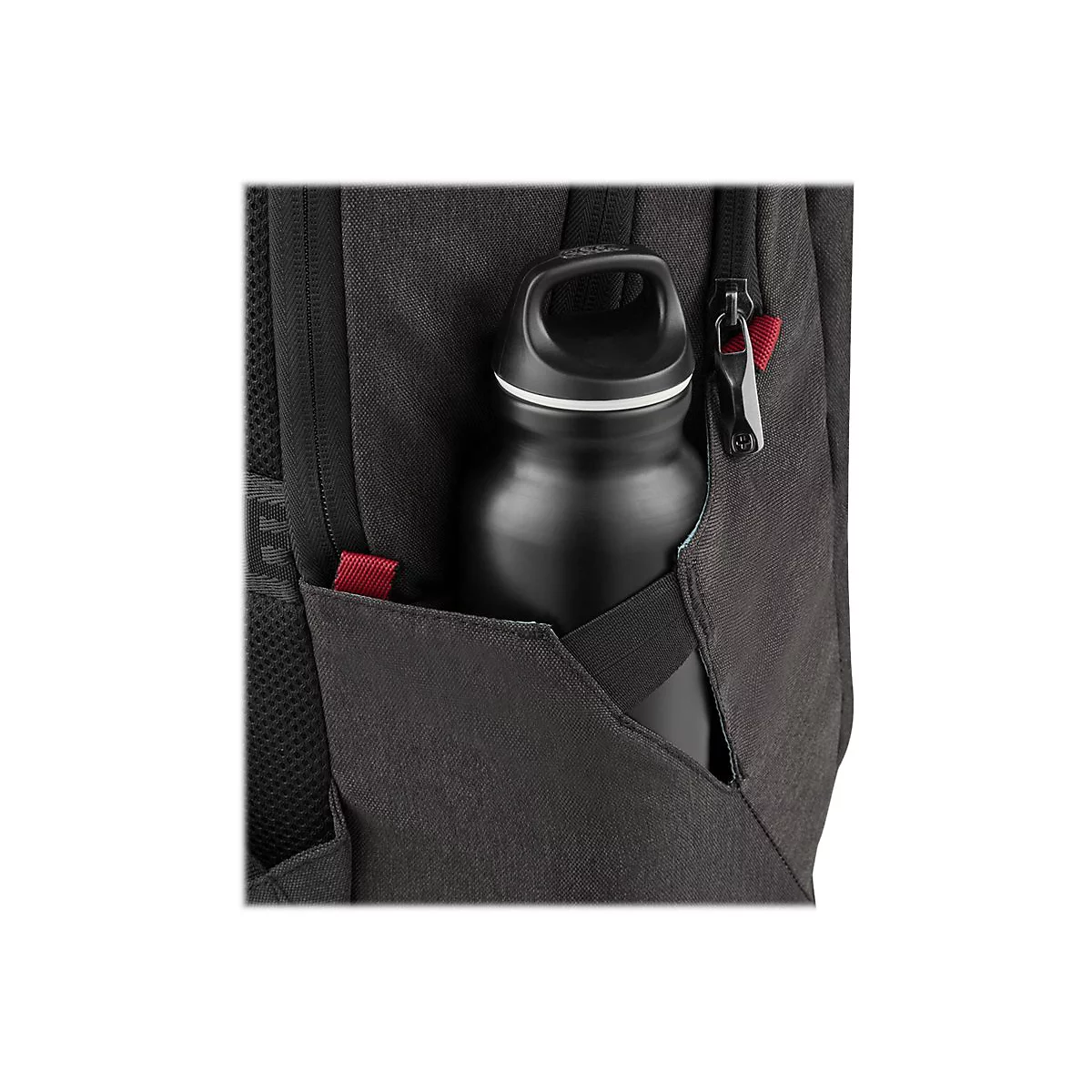 Schwarze Trinkflasche in Seitentasche eines grauen Rucksacks. Roter Reißverschluss.