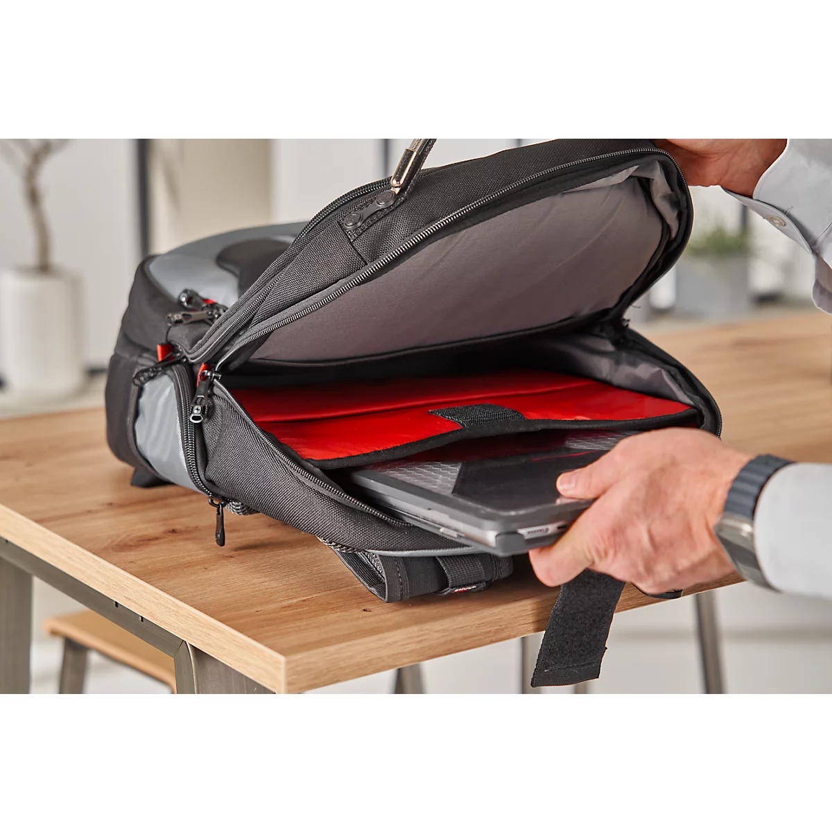 Wenger Pegasus Comfortable laptoprugzak, 23 l, voor laptops tot 17,3', laptopvak, l 230 x b 340 x h 470 mm, polyester, nylon, grijs/zwart