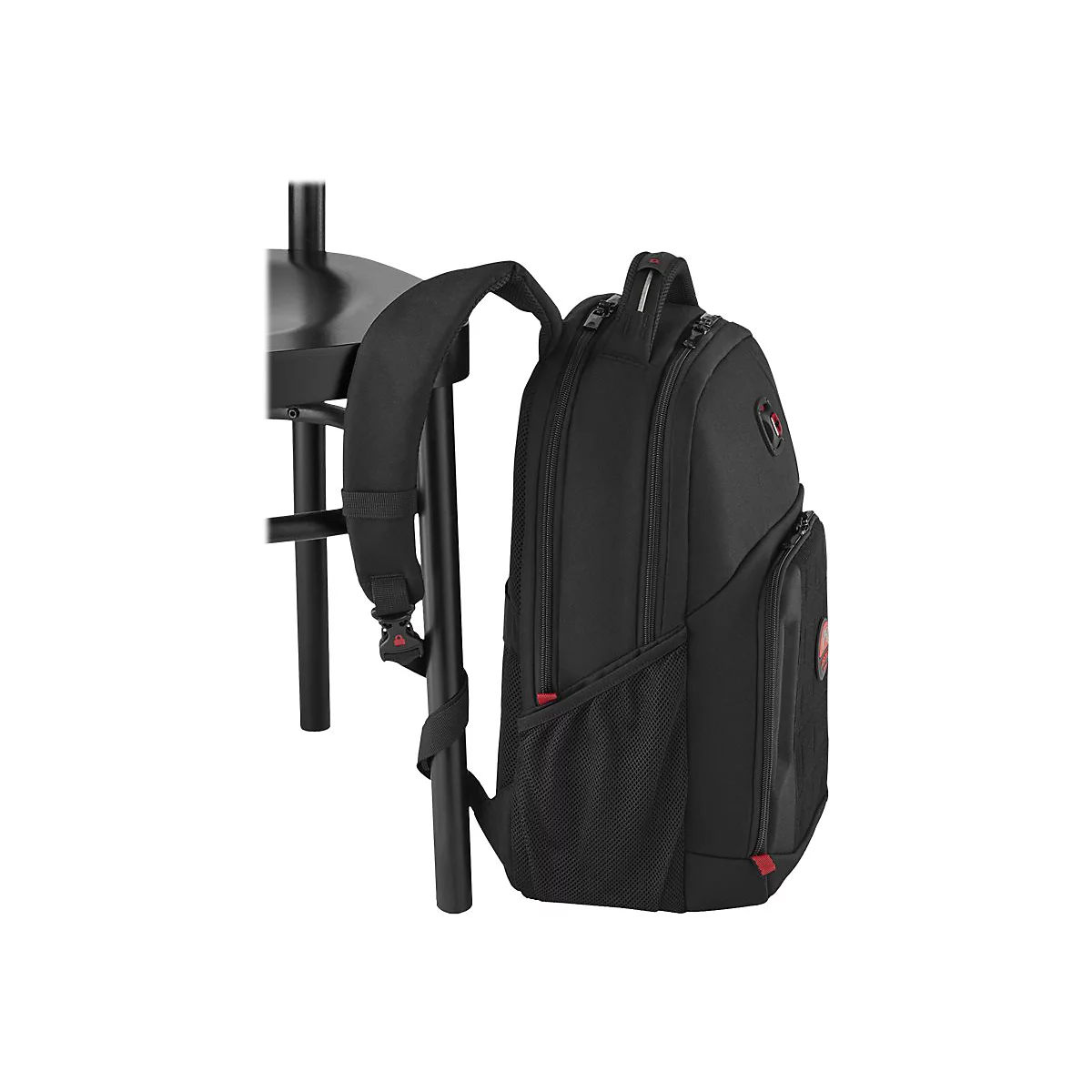 Schwarzer Rucksack an einem schwarzen Stuhl. Sichtbar sind die Schultergurte, ein rotes Detail und ein Netzfach.